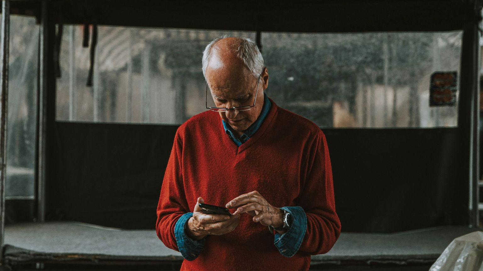 Un anziano signore col suo smartphone