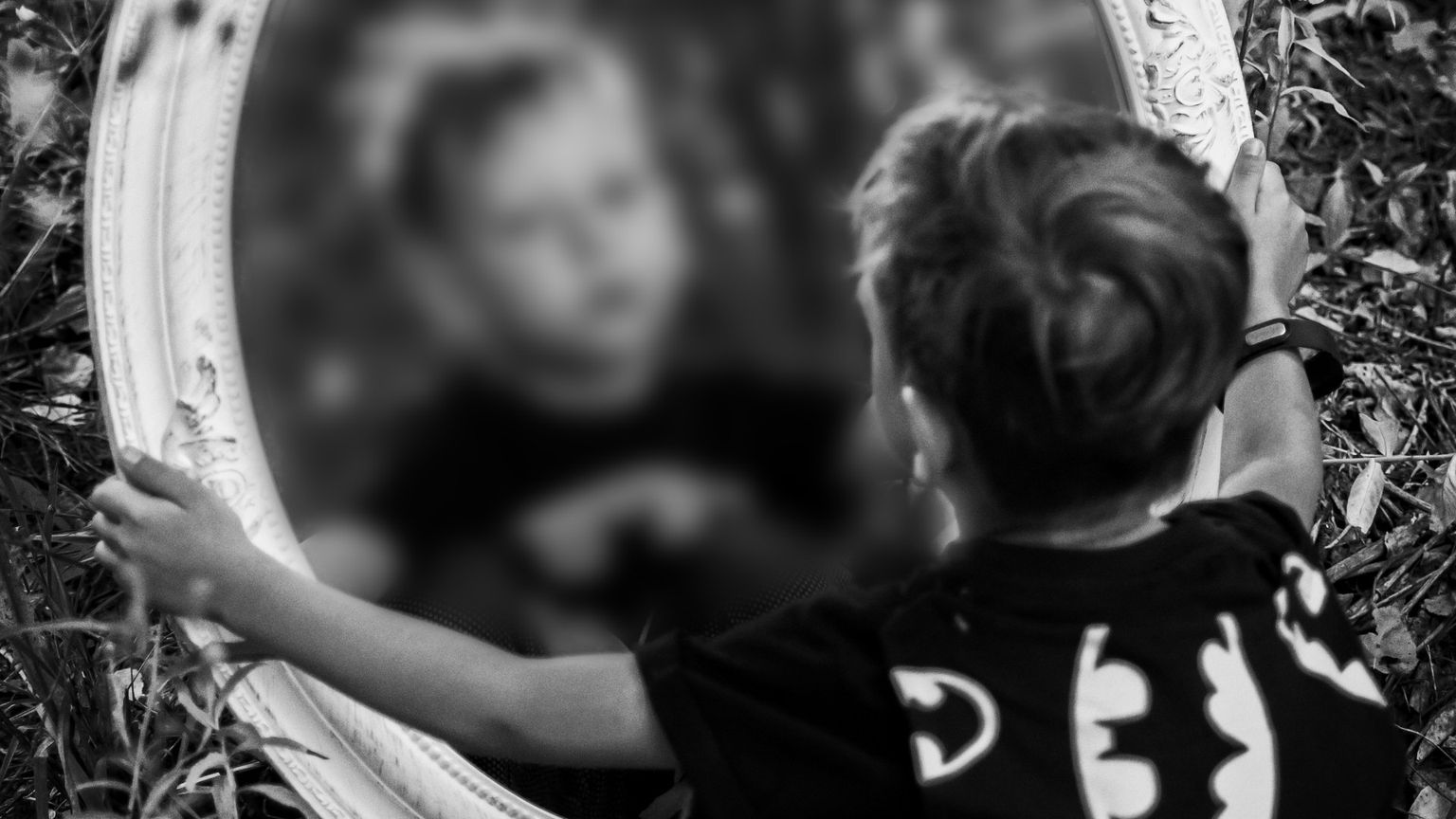 Un bimbo allo specchio