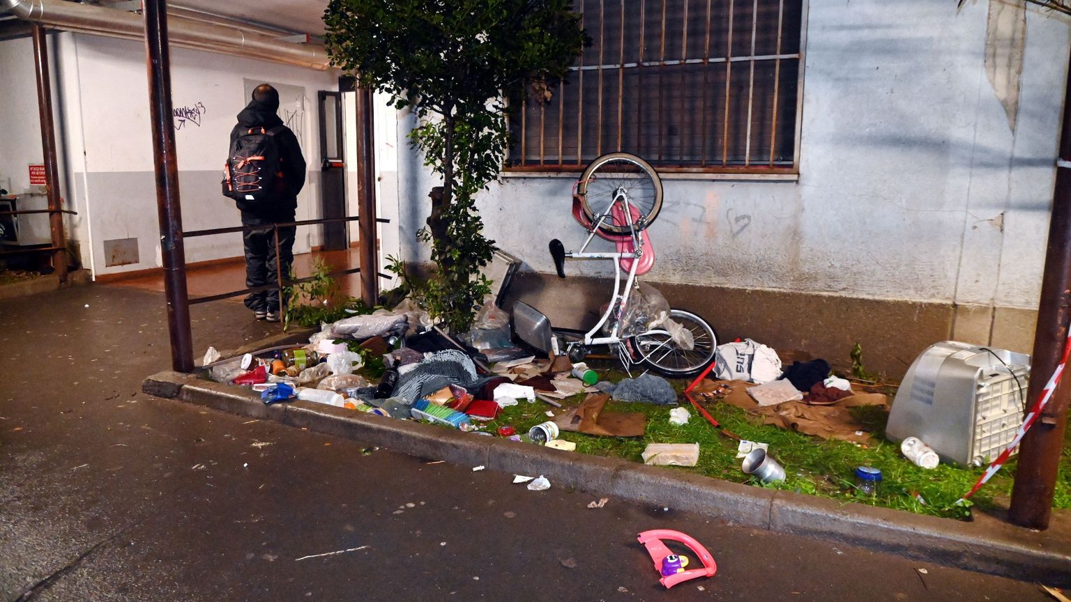 Dopo lo sgombero, il freddo e il buio: l'odissea senza fine delle famiglie di via Quarti