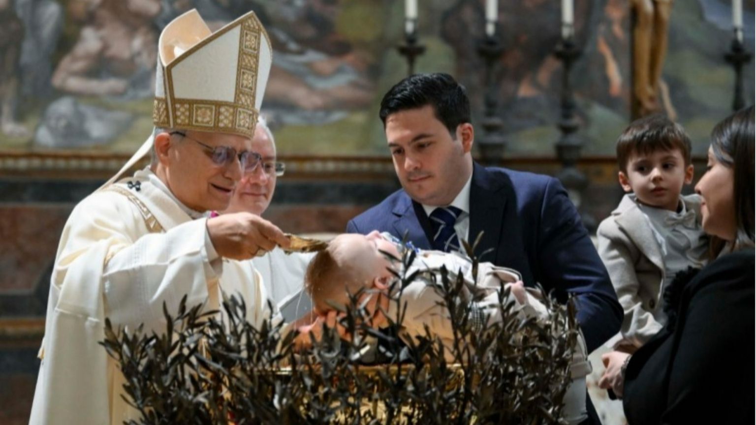 Un momento dei Battesimi nella Cappella Sistina in Vaticano con Leone XIV, ieri 11 gennaio 2026