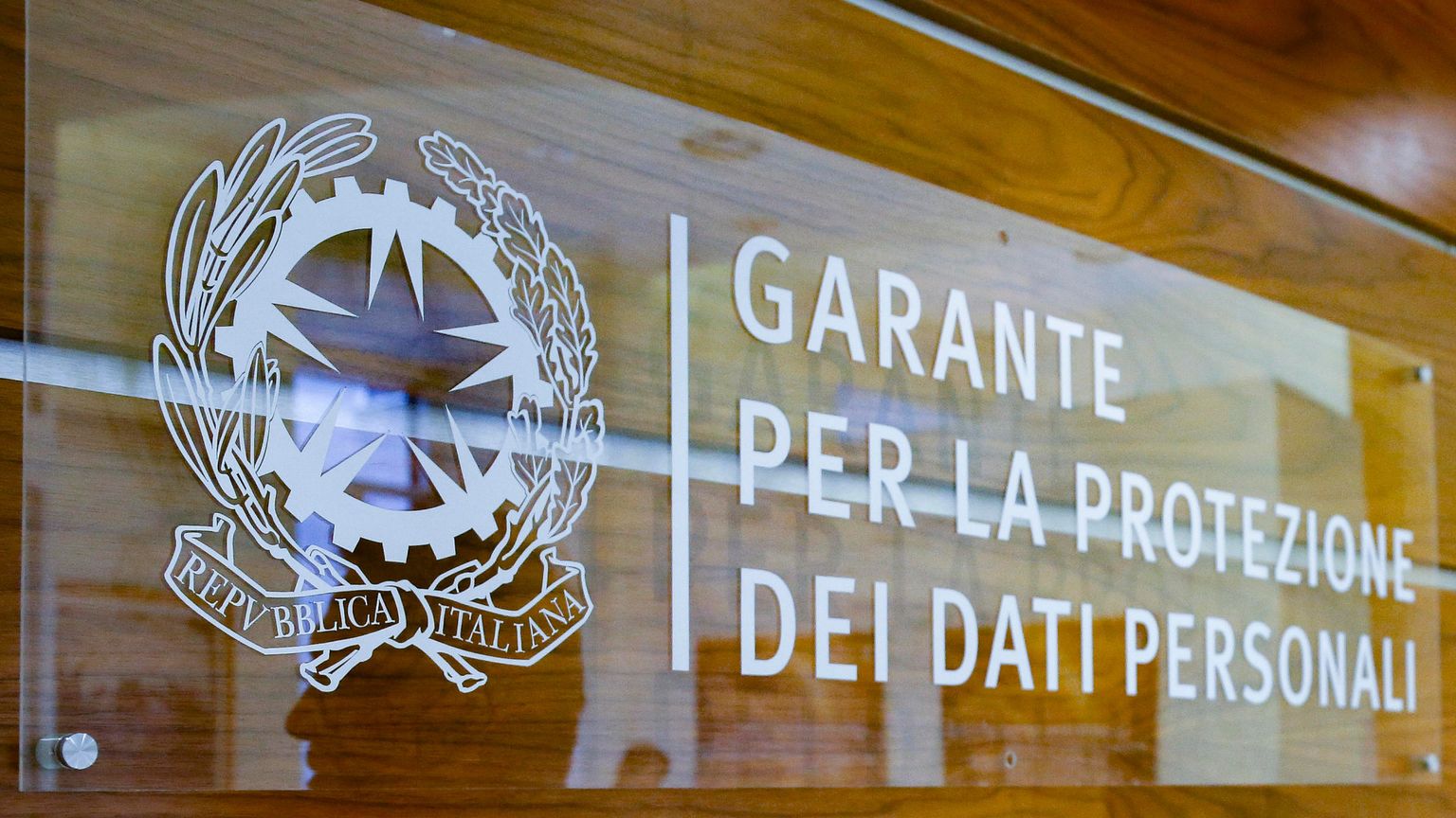La targa all'ingresso della sede del Garante per la protezione dei dati personali. ANSA/FABIO FRUSTACI