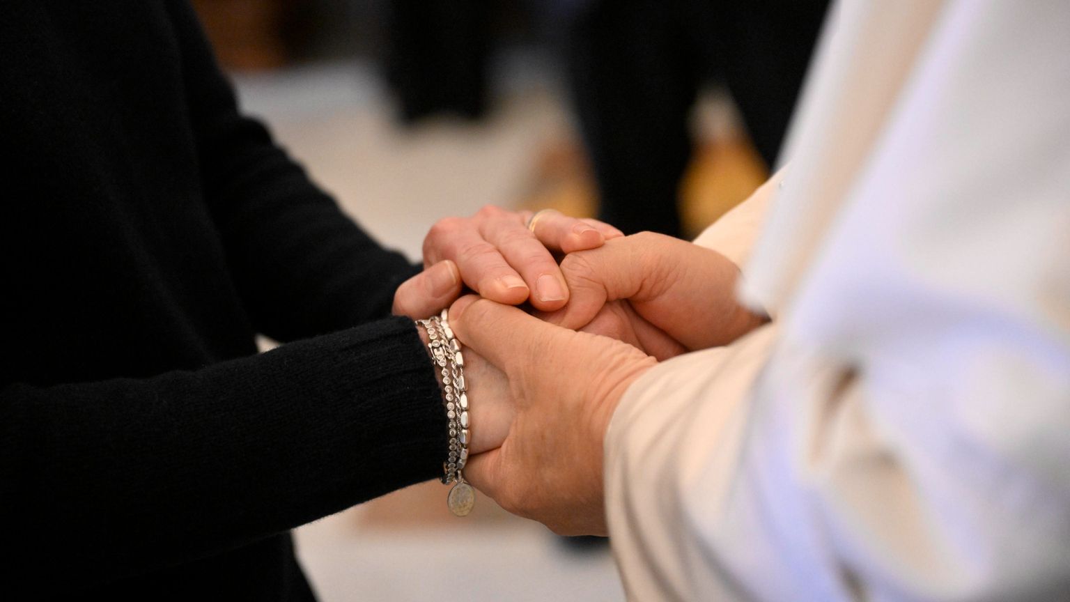 I genitori di Crans-Montana e quello “stare” nel dolore