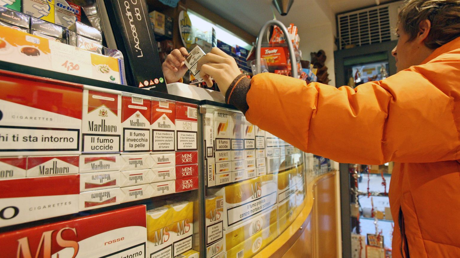 Pacchetti di sigarette in un tabaccaio
