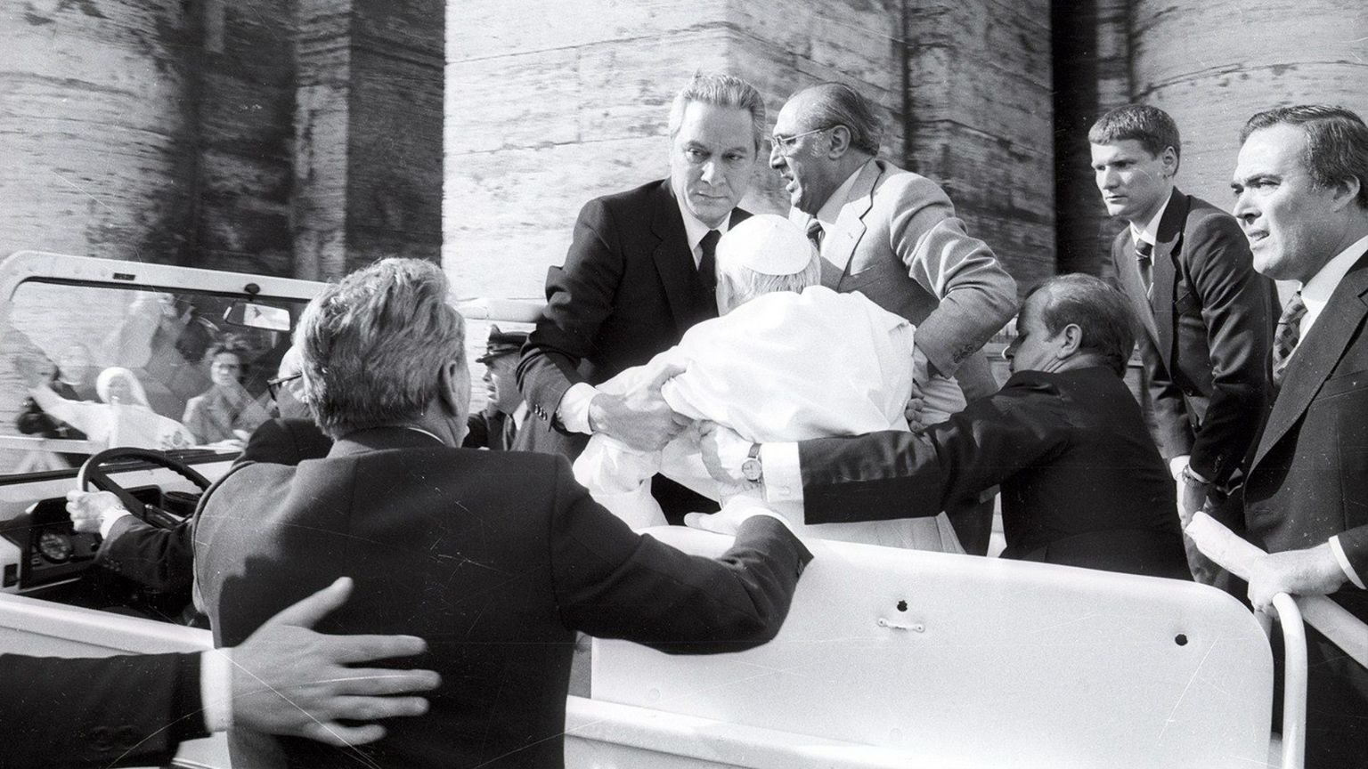 Chi era Gugel, l'aiutante che "prese" Wojtyla colpito da Agca