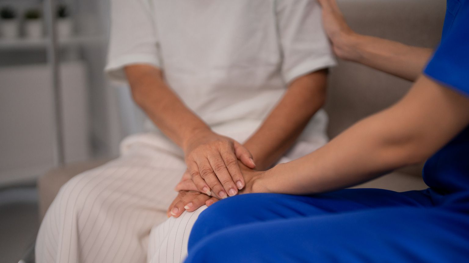 La legge sull'"aiuto a morire" e i vescovi francesi: non si cura la vita dando la morte