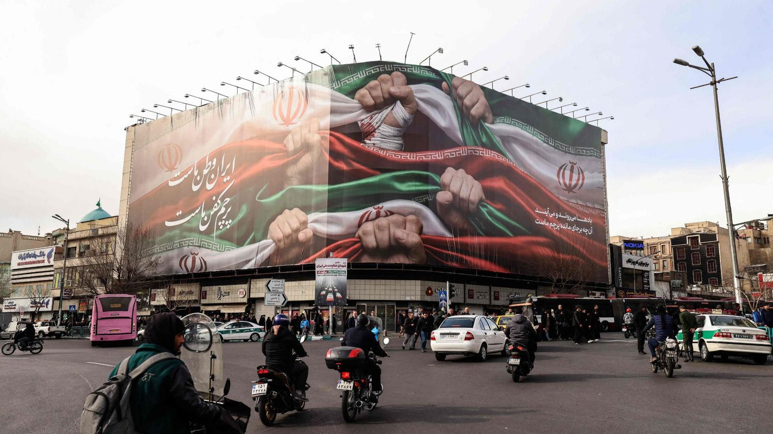 In Iran il blocco del web durerà 3 mesi. E la caccia all'uomo continua