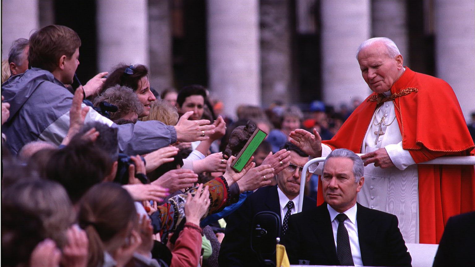 Angelo Gugel, l’ombra discreta di papa Wojtyla: lo stile del “servo buono e fedele”