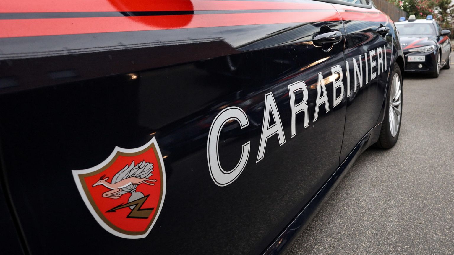 Frosinone, 17enne ferito con coltello fuori dalla scuola