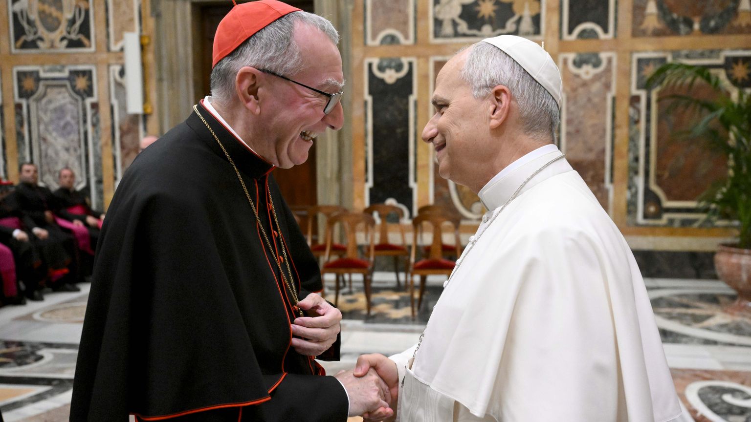 Parolin e Leone XIV il 17 novembre 2025 durante l'incontro con i diplomatici delle Nunziature apostoliche nel mondo