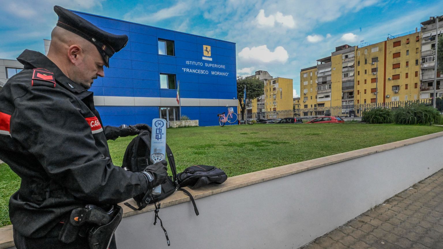 Nella scuola di Napoli dove si usa il metal detector. «Troppe armi, qui è necessario»