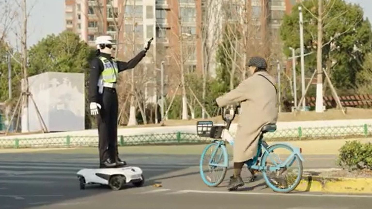 Un robot come vigile urbano: in Cina è già realtà. Ma fa riflettere