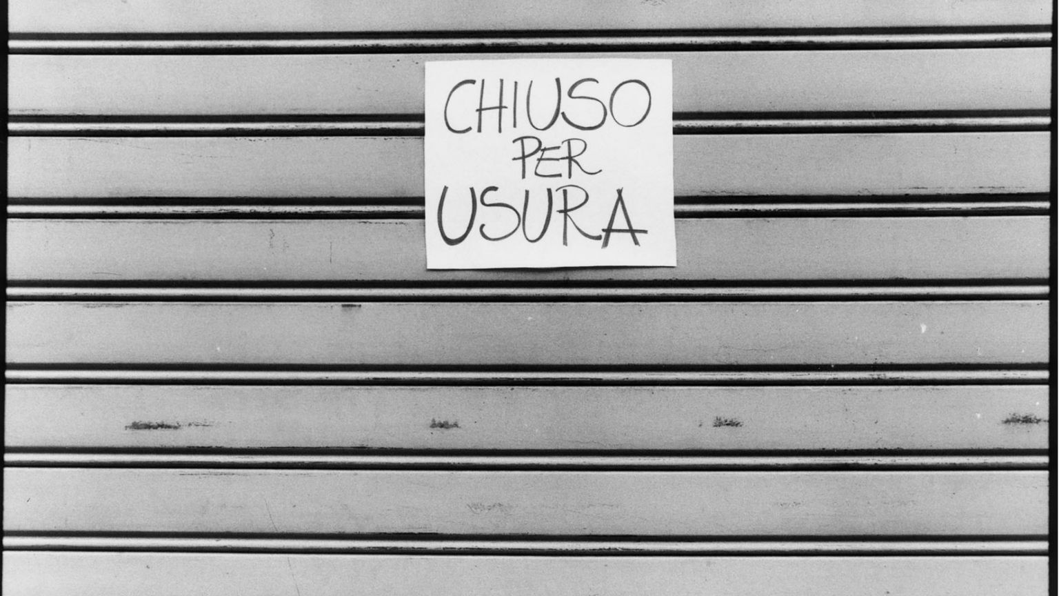 Un negozio chiuso per usura