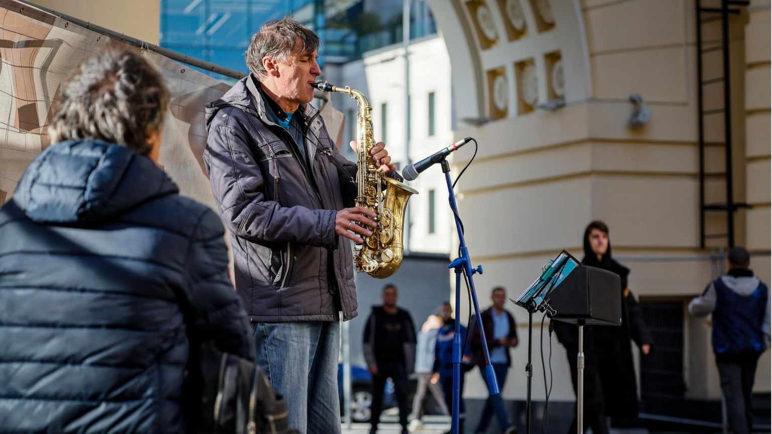 Un uomo suona il sassofono per la strade di Mosca / ANSA