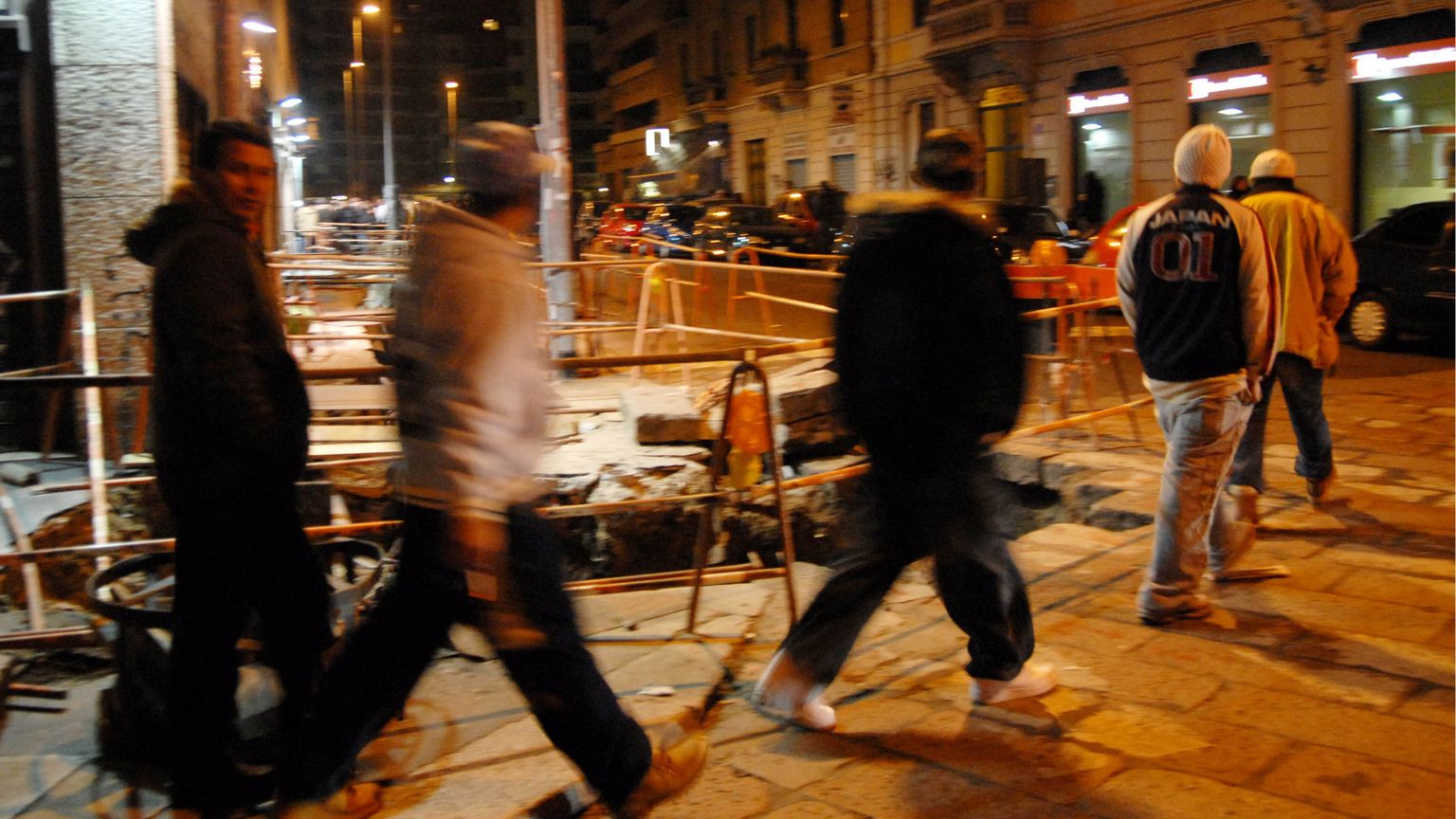 Un gruppo di ragazzi per le strade di Milano