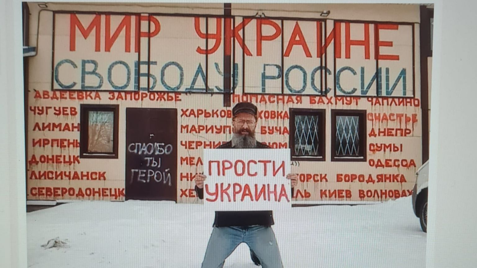 Il post in cui Roman mostra il cartello per la pace che gli è costato l'arresto