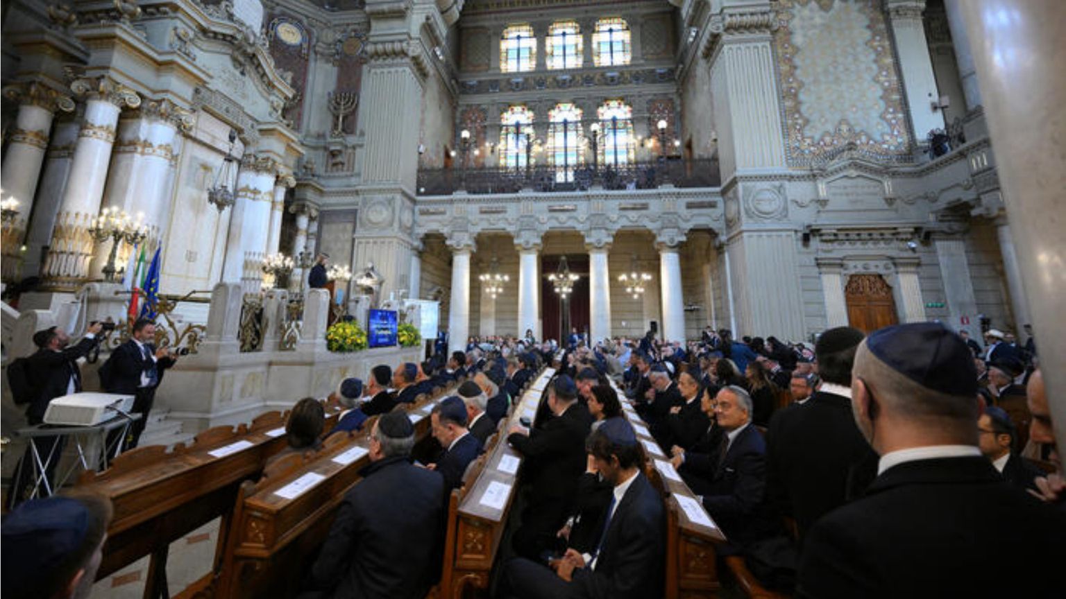 La commemorazione delle vittime del massacro compiuto da Hamas, tenuta il 7 ottobre scorso nella Sinagoga della Capitale / ANSA