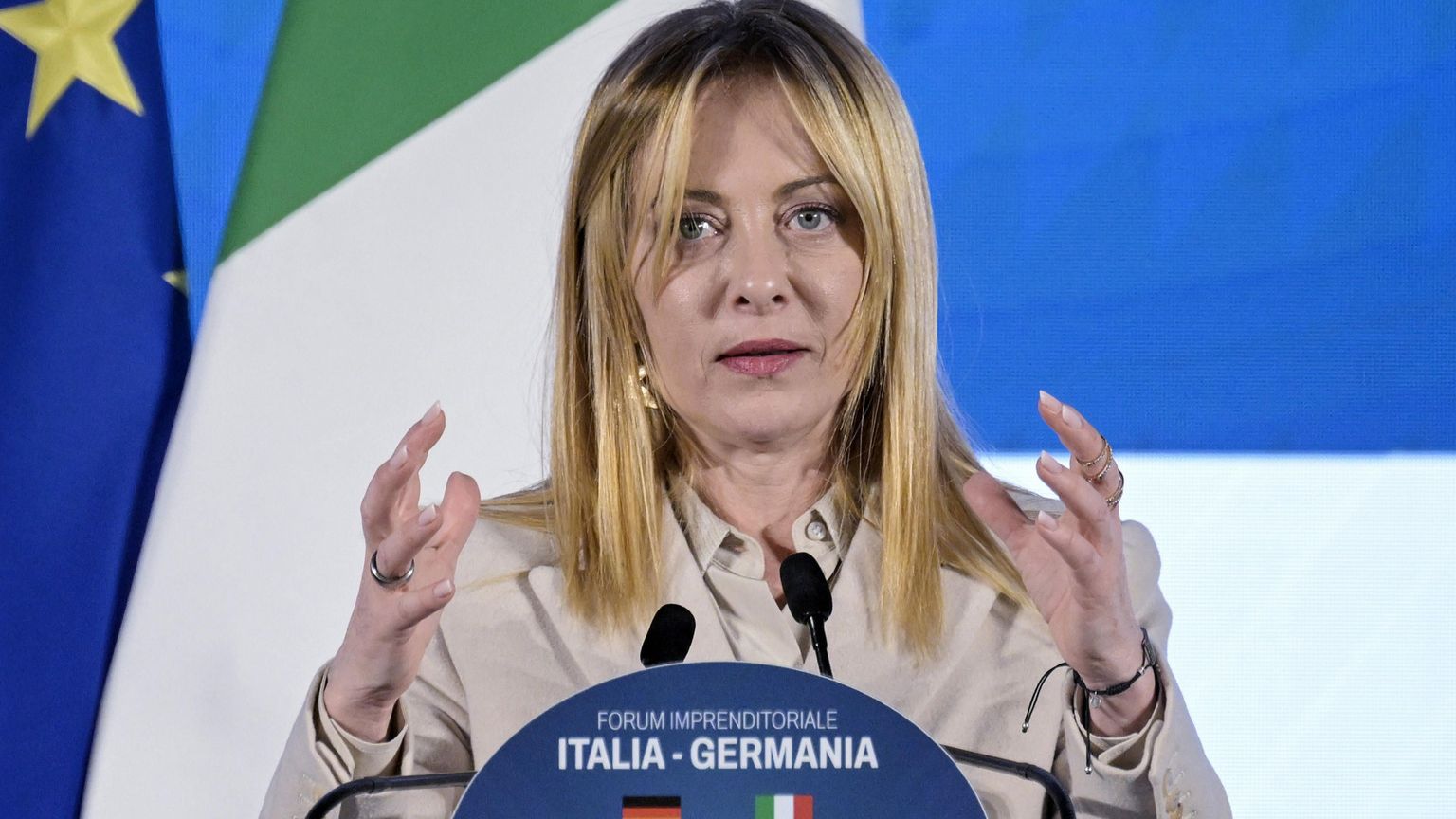 La settimana di Meloni tra pragmatismo e oscillazioni