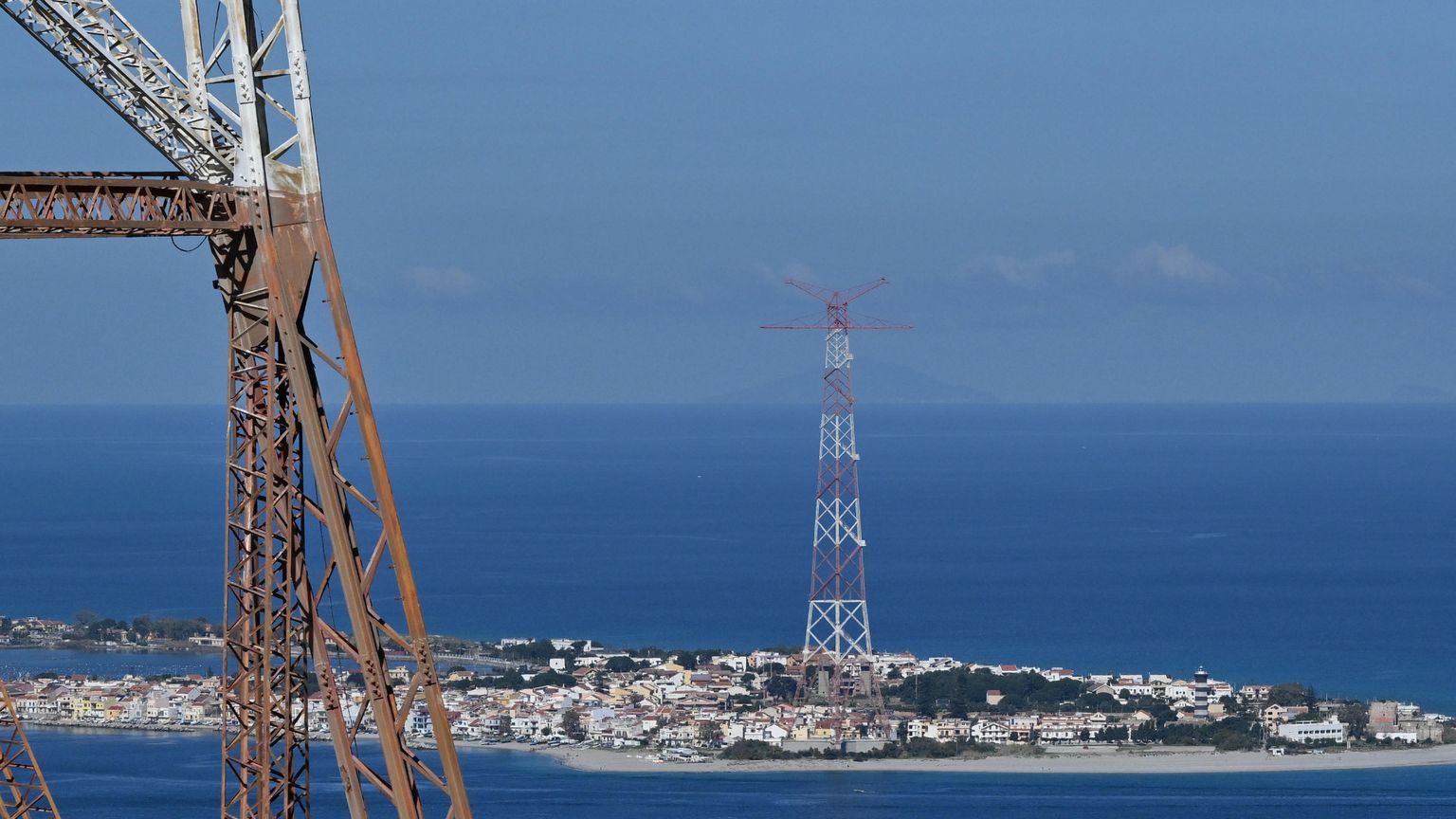 In una immagine di repertorio ripresa da Santa Trada (Reggio Calabria) la zona di Torre Faro (Messina)