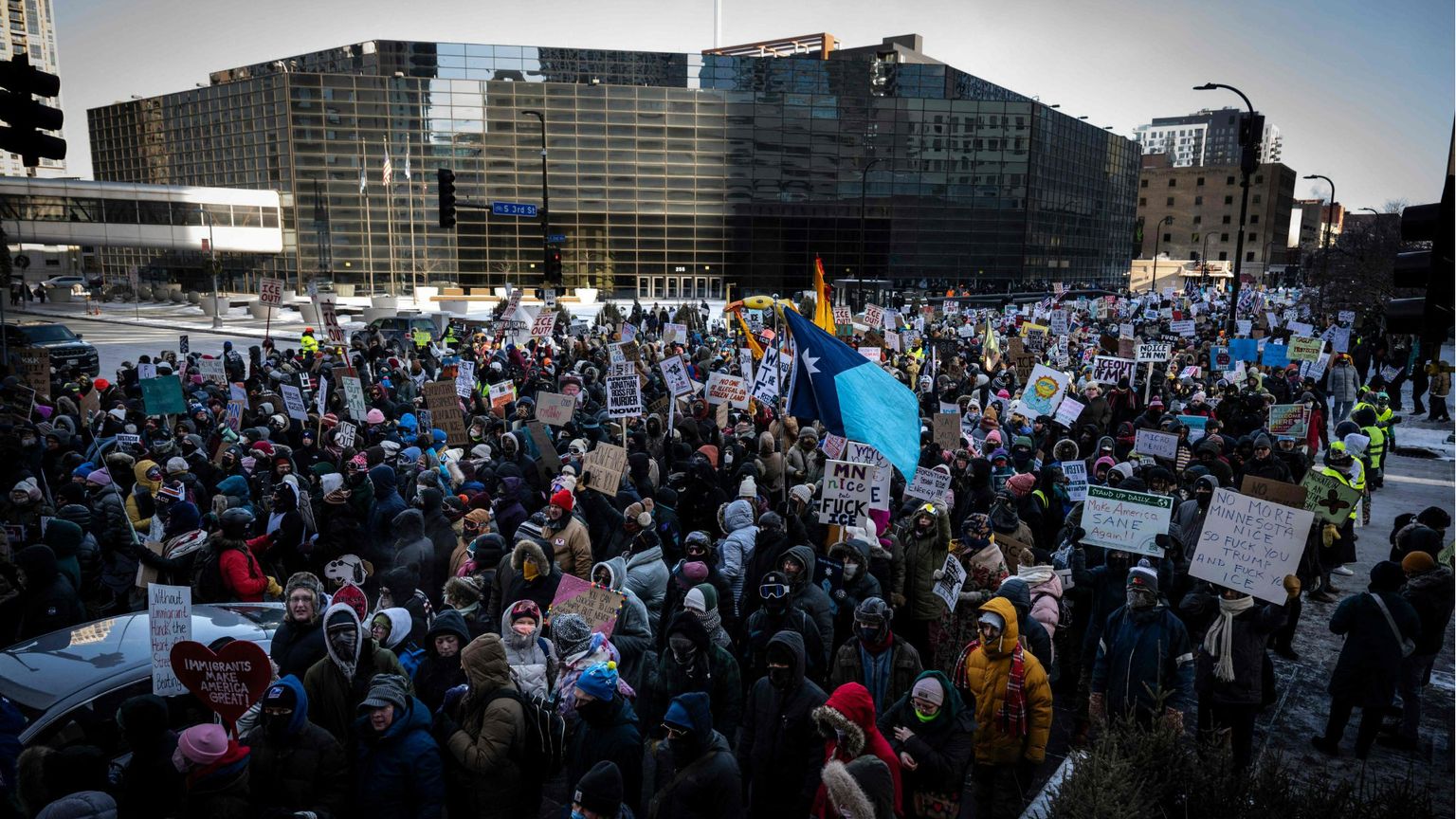 Minneapolis sotto choc dopo l'uccisione di un altro attivista. Deportata una piccola di 2 anni
