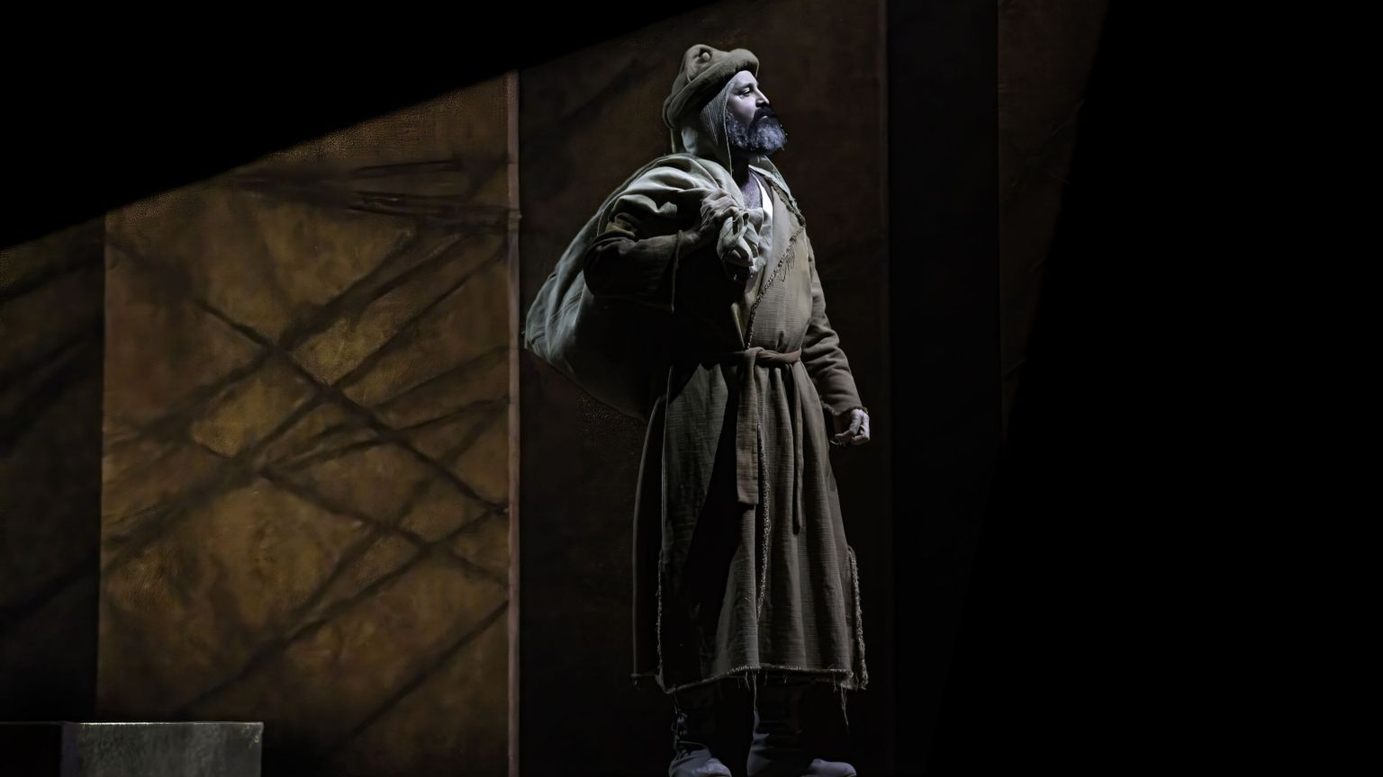 San Francesco sale sul palco. Con una scala orizzontale