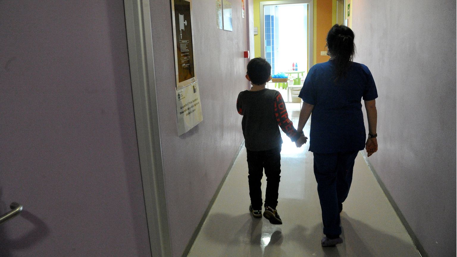 Un bambino seguito in una struttura dedicata