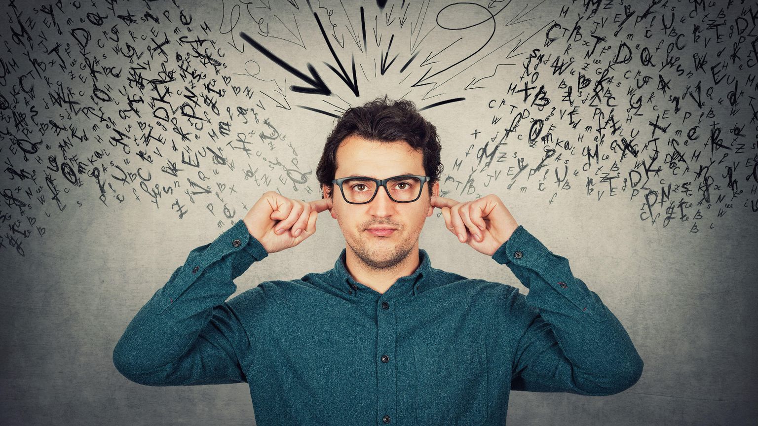 Un uomo si tappa le orecchie mentre tutto intorno volano parole