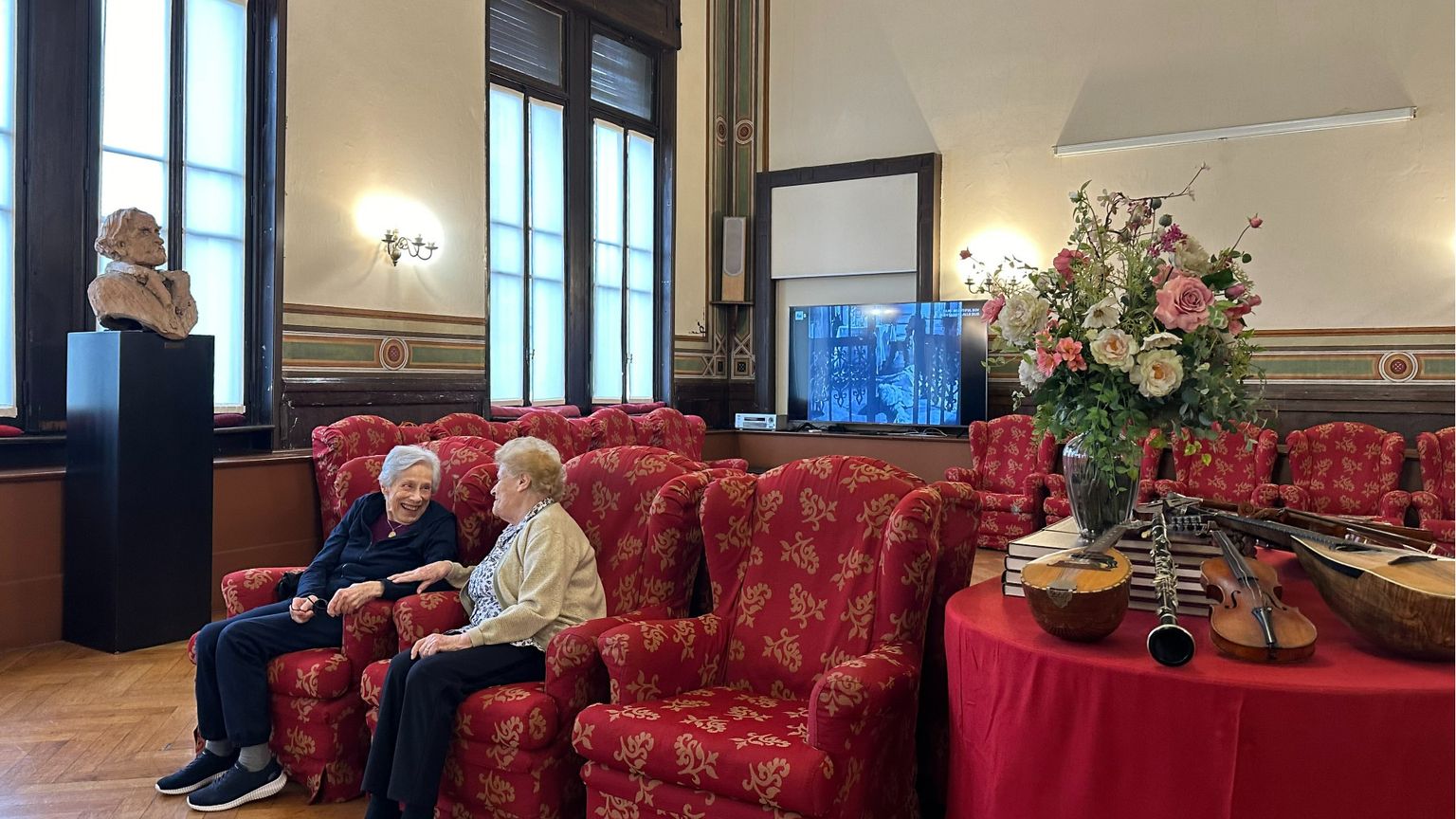 Due anziane musiciste chiacchierano nel salotto di Casa Verdi, a Milano