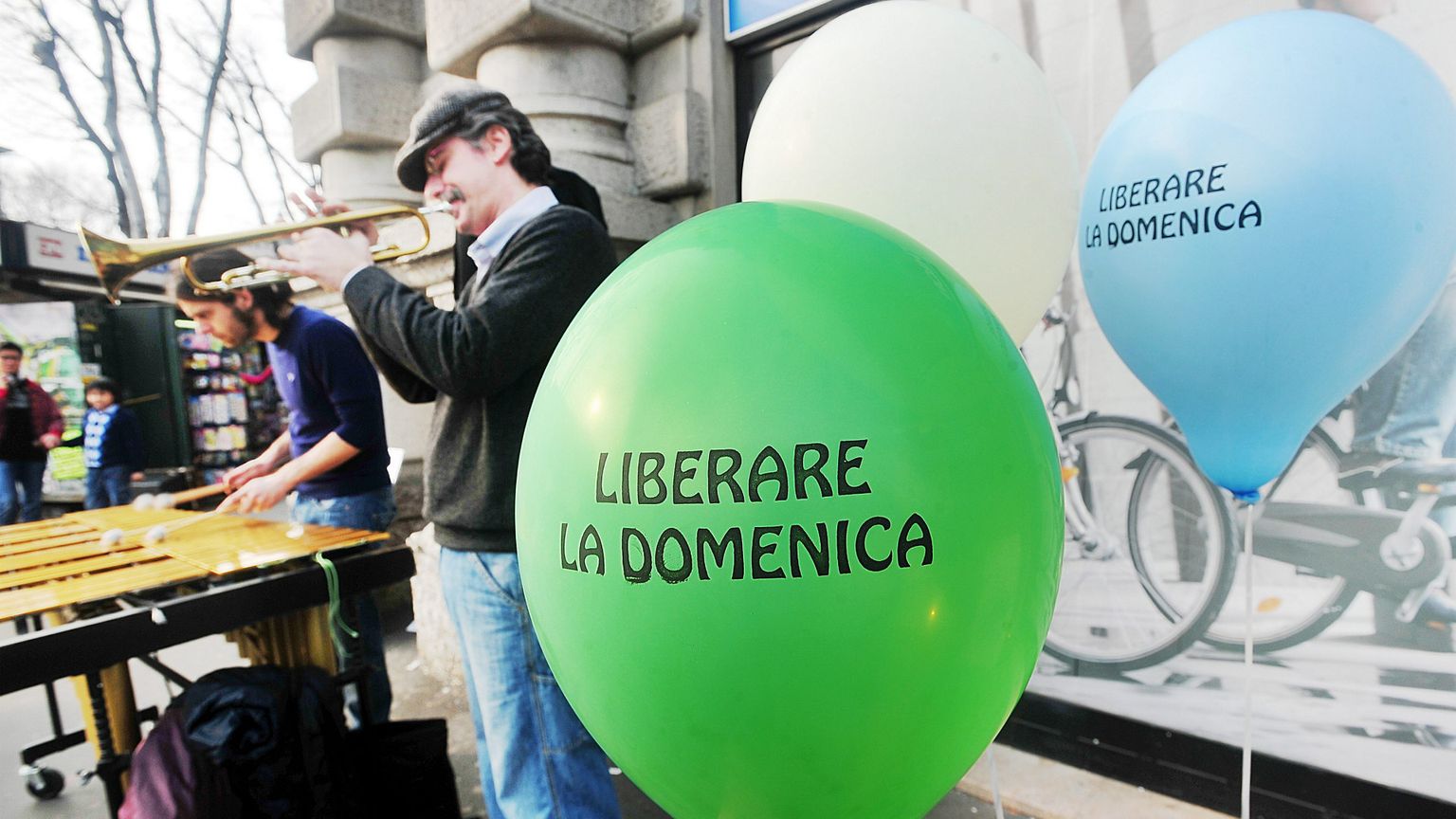 Una manifestazione contro il lavoro domenicale / FOTOGRAMMA
