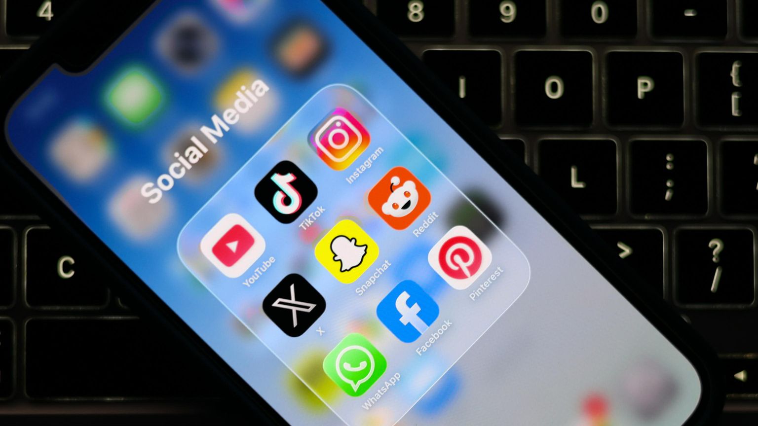 Lo schermo di uno smartphone, con le app dei social network più diffusi tra gli adolescenti