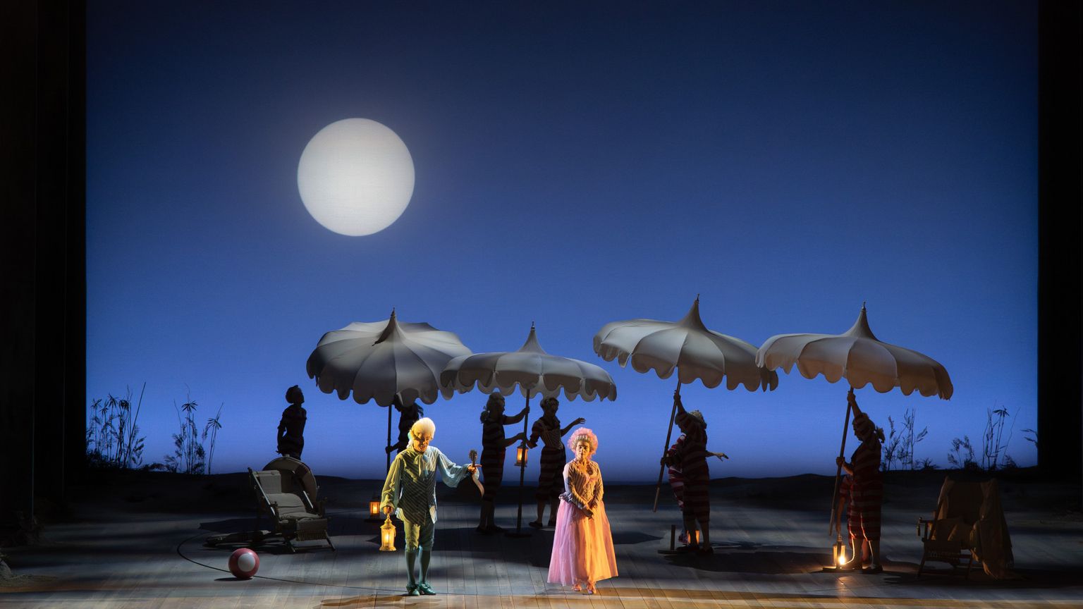 Monopattini, ombrelloni, racchettoni: “La Cecchina” al Petruzzelli di Bari va oltre il Settecento