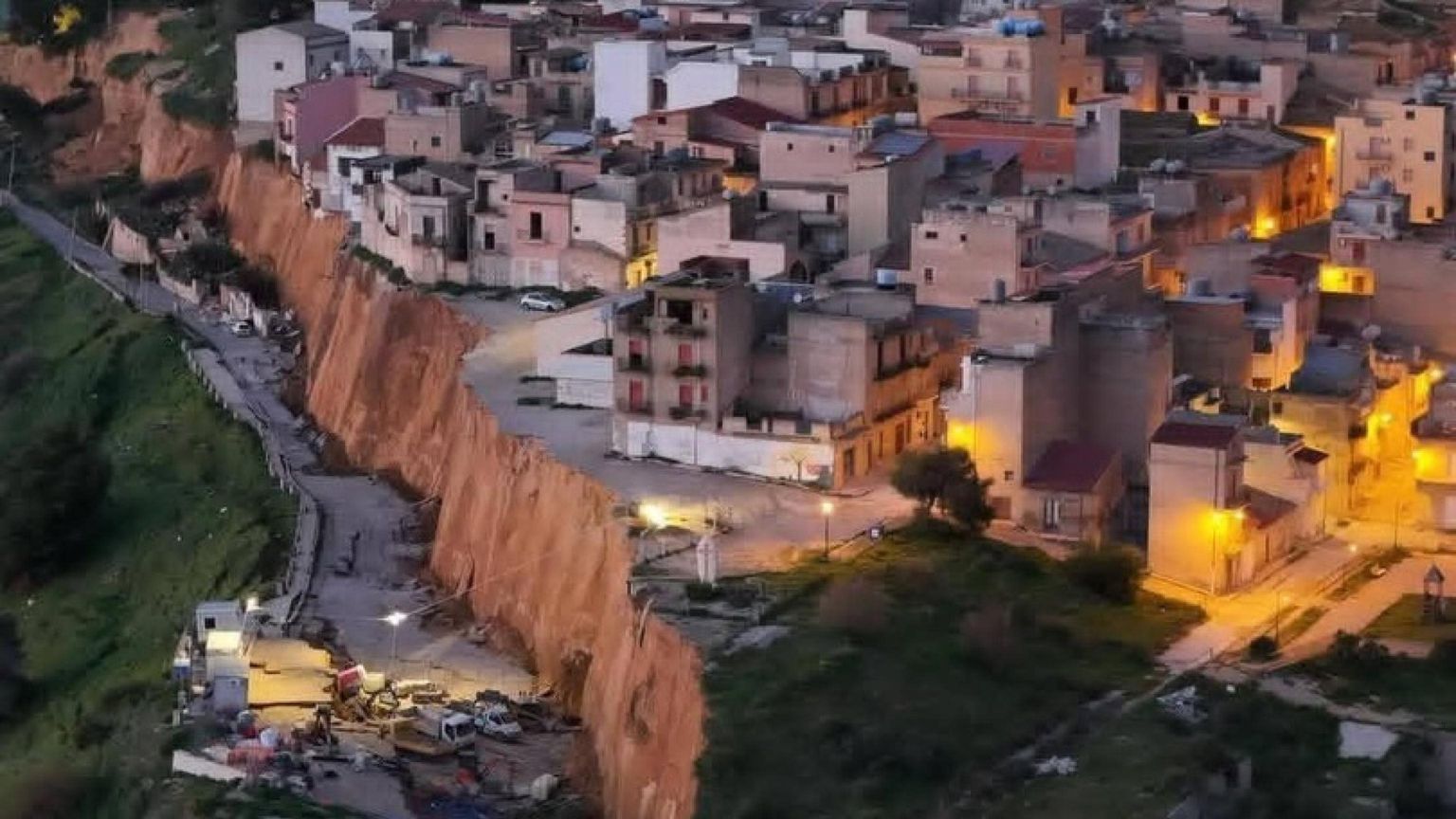 Giorgia Meloni a Niscemi dopo la frana
