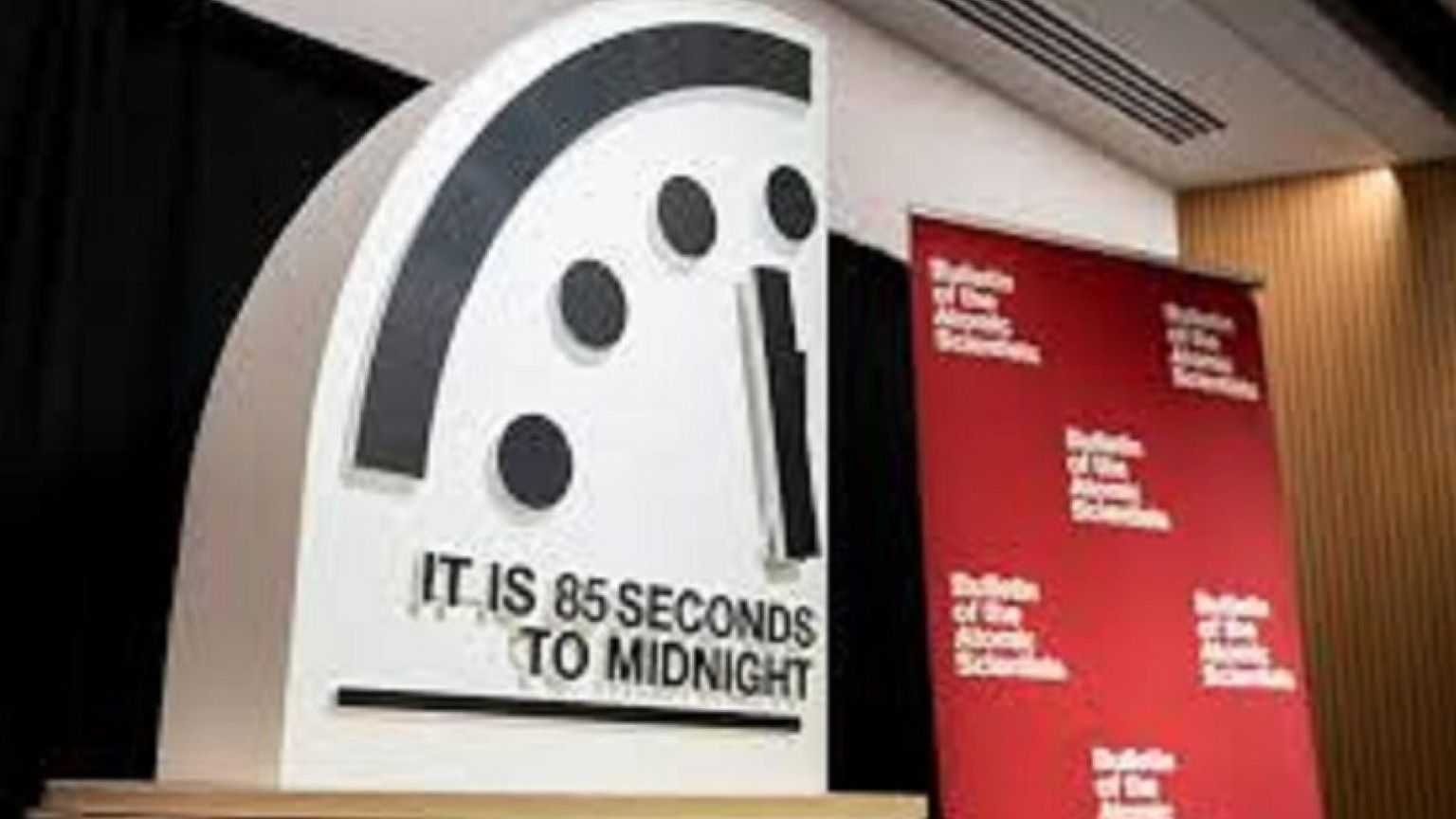 L'Orologio dell'Apocalisse del Bulletin of Atomic Scientists senga 85 secondi a mezzanotte, l'ora della catastrofe che gli scienziati reputano più vicina soprattutti a causa dei nazionalismi sempre più aggressivi e della disinformazione / ANSA