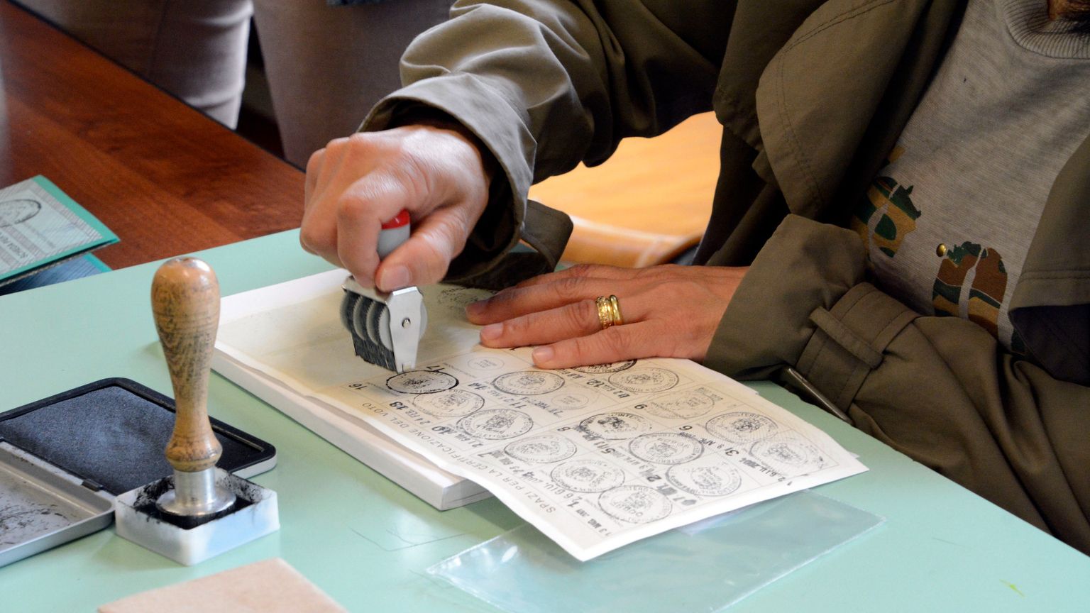 Una tessera elettorale cartacea in una foto d'archivio