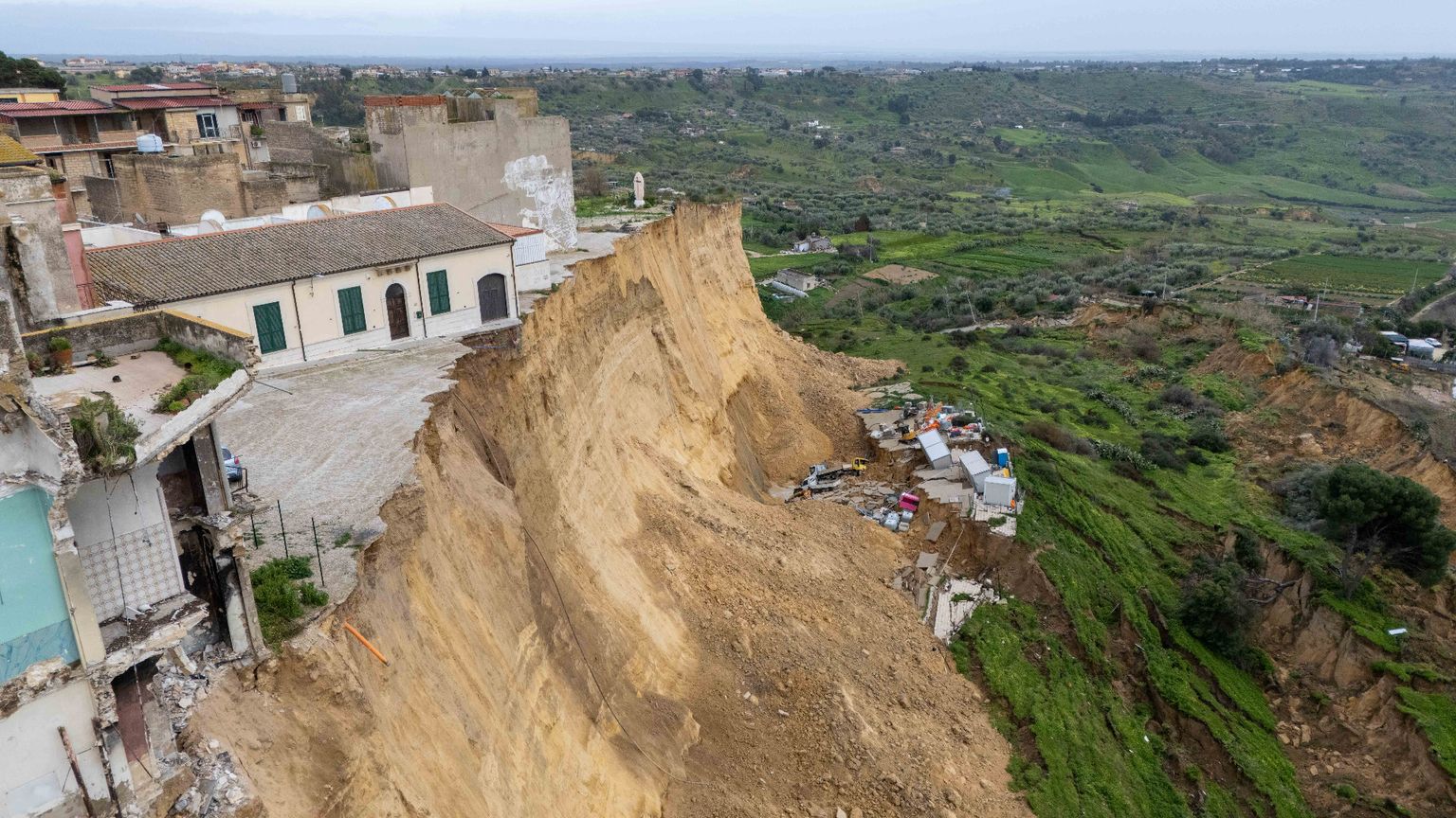 Frana a Niscemi: pioggia boati e paura, la collina scivola ancora
