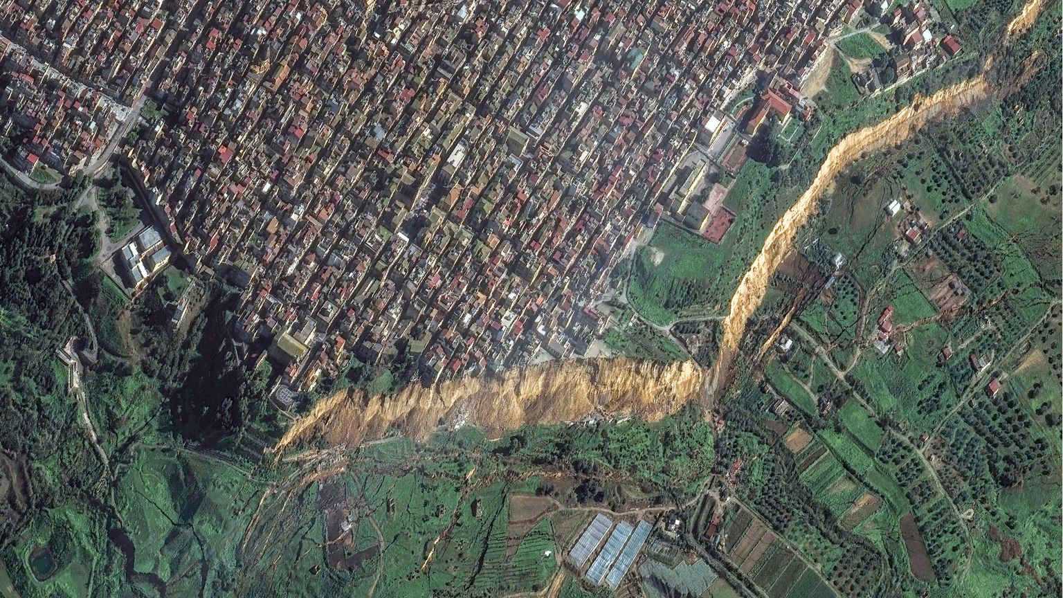 Un'immagine di Niscemi dall'alto. La frattura della frana è evidente / VANTOR