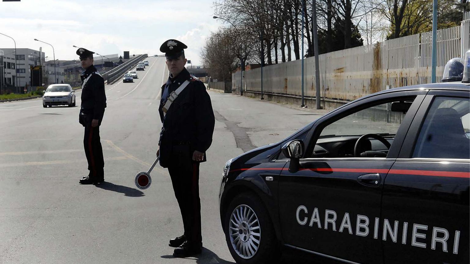 Un controllo di una pattuglia dei carabinieri lungo una strada nel Torinese