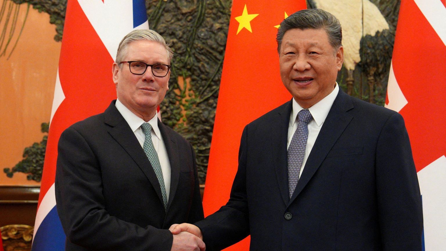 Il premier britannico Keir Starmer con il presidente cinese Xi Jinping a Pechino