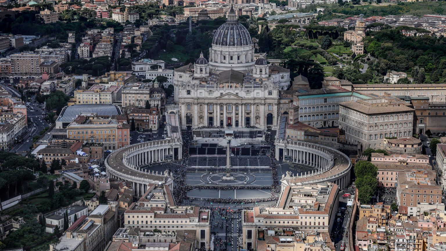San Pietro: nessun bistrot sulla terrazza, solo l'ampliamento del punto ristoro