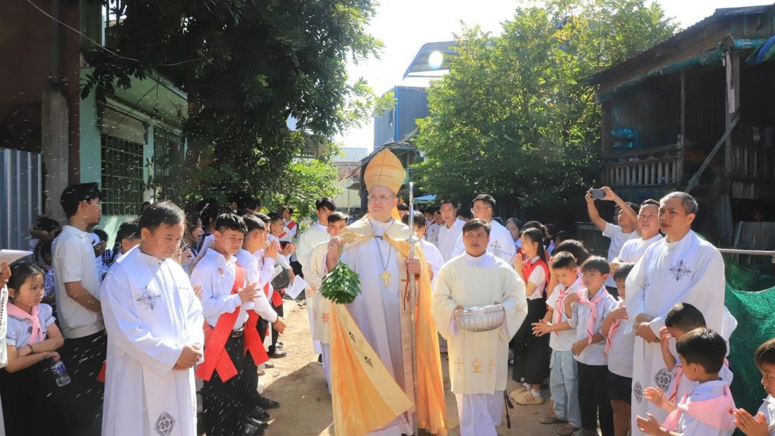 «Io, vescovo in Cambogia, e la risurrezione della Chiesa dopo i Khmer rossi»