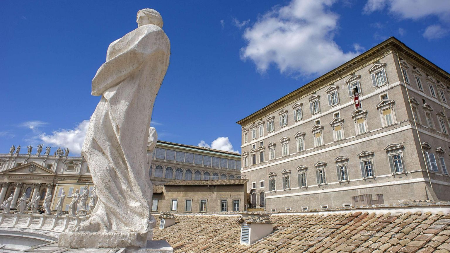 Sala Stampa vaticana: «Il Papa abiterà negli spazi a disposizione dei predecessori»