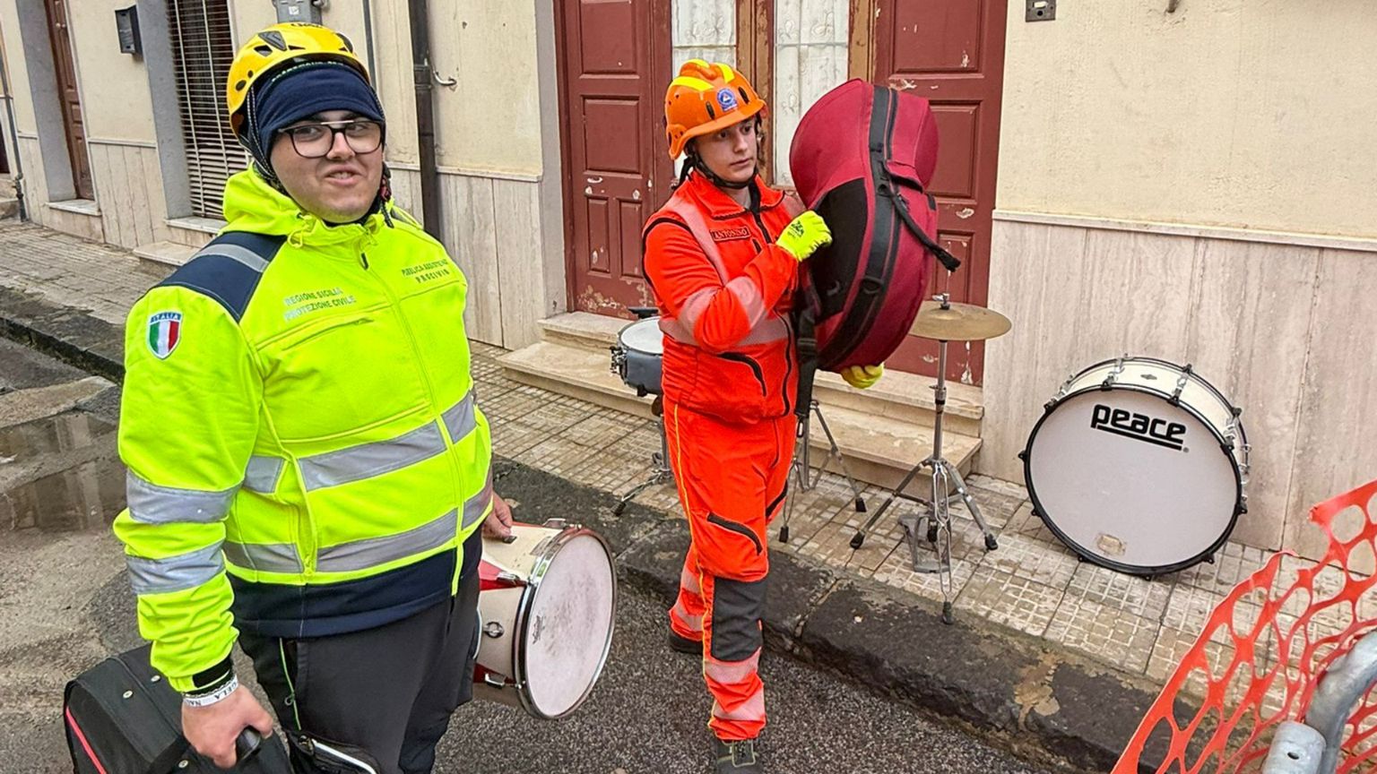 Anche gli strumenti della banda di Niscemi sono stati portati fuori dalla zona rossa / CASSISI