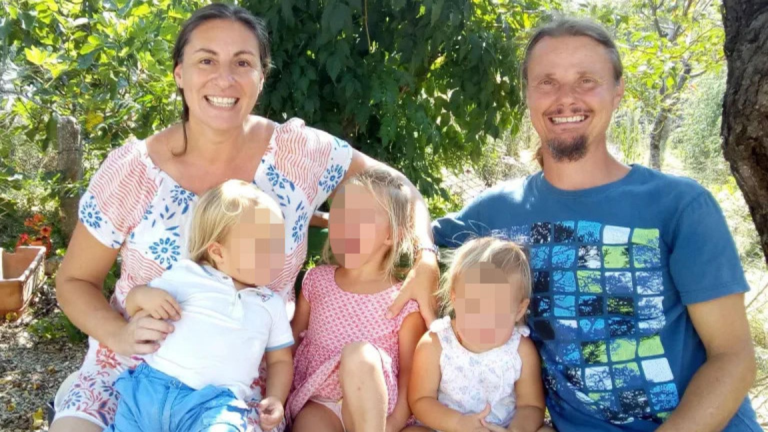 Uno scatto della famiglia anglo-australiana, che viveva nel bosco di Palmoli, in provincia di Chieti, pubblicato sul sito web della mamma, Caterine Louise Birmingham