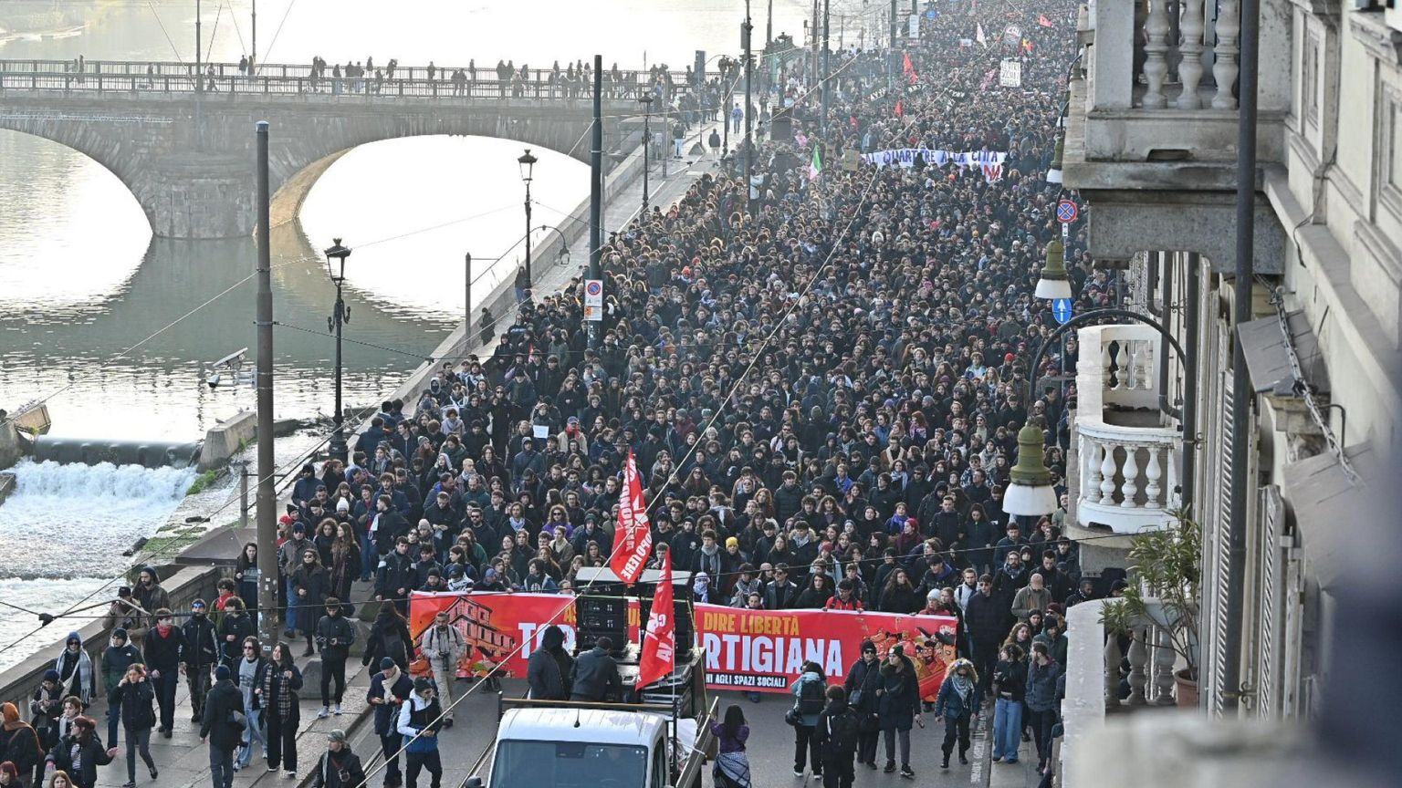 Il corteo nazionale contro lo sgombero del centro sociale Askatasuna a Torino / ANSA
