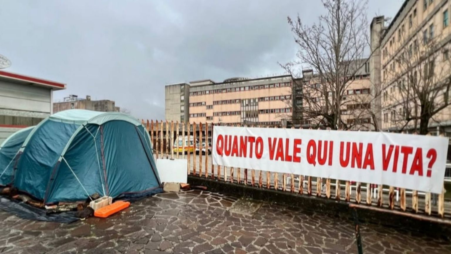 La tenda del sindaco davanti all'ospedale di Isernia