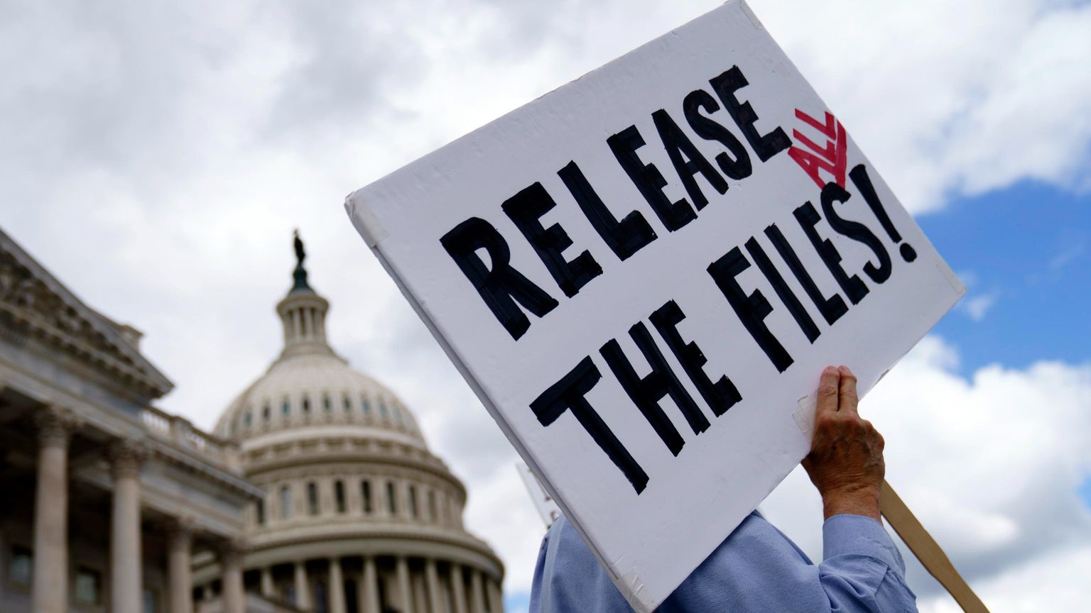 Cos'è il “kompromat” e perché i russi c'entrano molto coi file Epstein