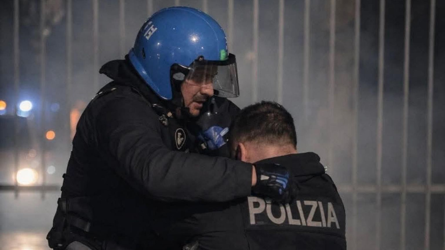 Un agente di Polizia soccorso da un collega, durante gli scontri seguiti al corteo contro lo sgombero del centro sociale Askatasuna a Torino/ ANSA