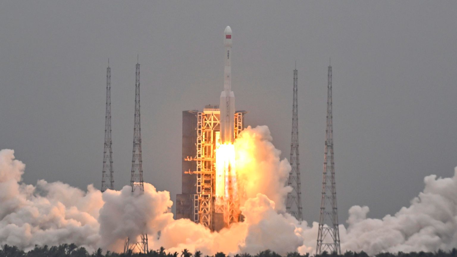 Il razzo Long March-7 che trasporta il satellite Yaogan-46 decolla dal sito di lancio di Wenchang nella provincia di Hainan in Cina