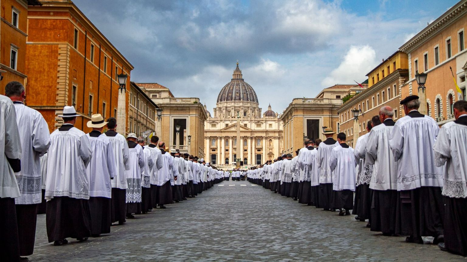 Lefebvriani a rischio di una nuova scomunica. Bruni: «I contatti continuano, l'obiettivo è evitare fratture»