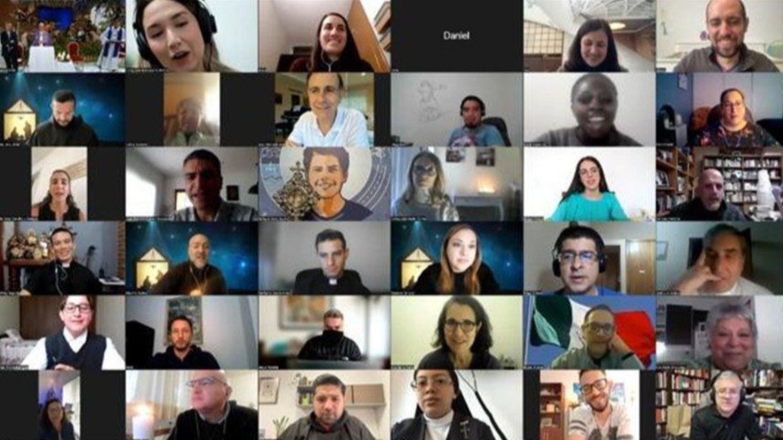 Ma perché i preti stanno sui social? (E no, non c'è solo don Ravagnani)