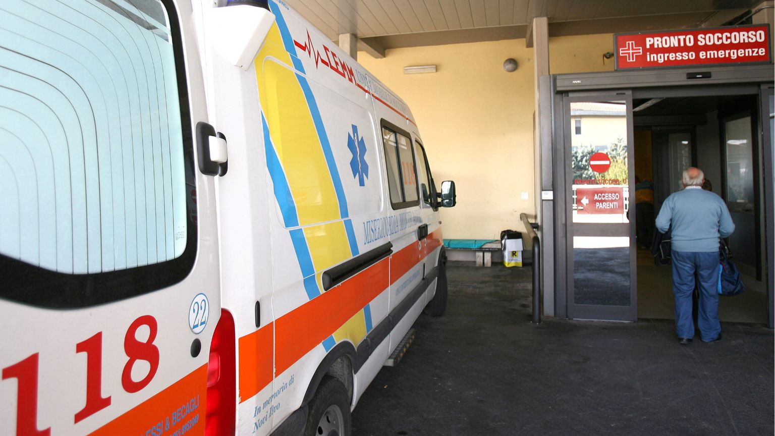 Arriva l'ufficiale giudiziario per lo sfratto, uomo si suicida